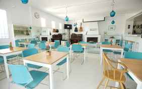 Das "Wohnzimmer" mit Bar und Kinderspielbereich